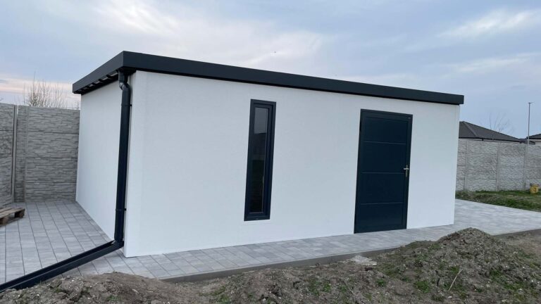 Dvere a svetlík na záhradnom domčeku