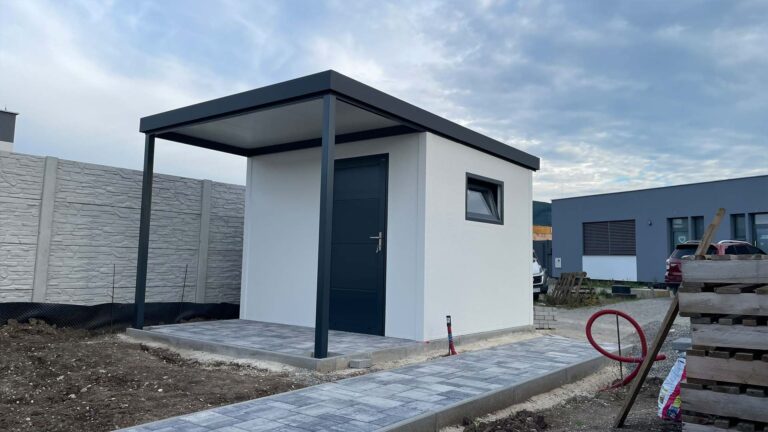 Montovaný domček s prístreškom