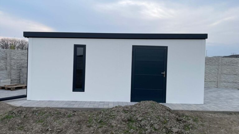 Zateplený záhradný domček so širokými dverami