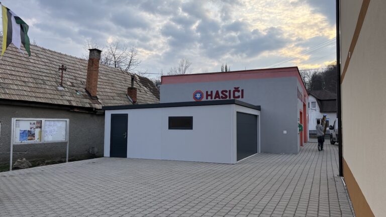 antracitové doplnky na monotovanej garáži