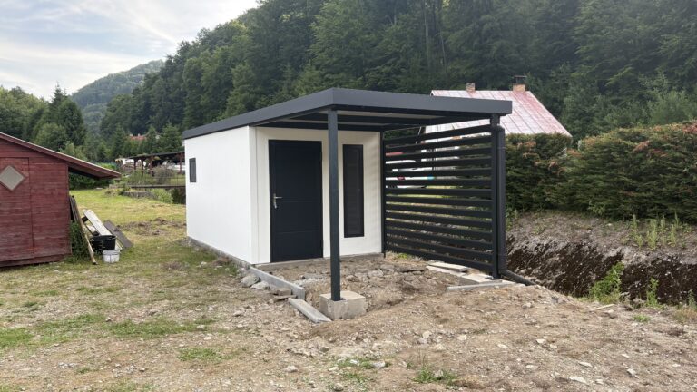 domček z PUR panelov a hliníkový prístrešok so zástenou
