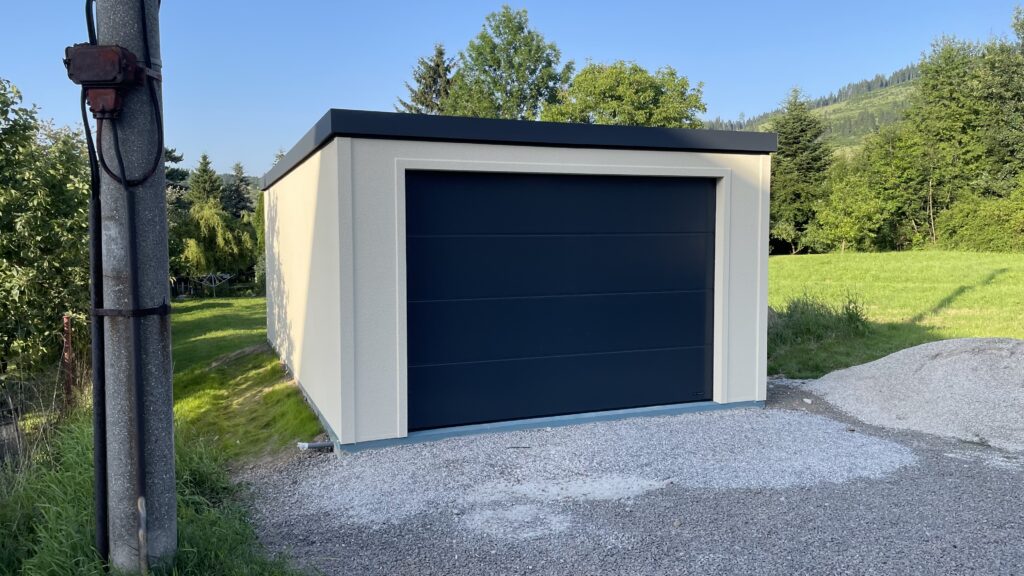 malá montovaná garáž 4 x 6,12 m