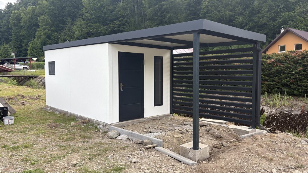 montovaný domček s prístreškom
