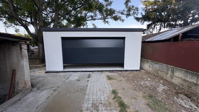 sekčná elektrická brána na montovanej garáži