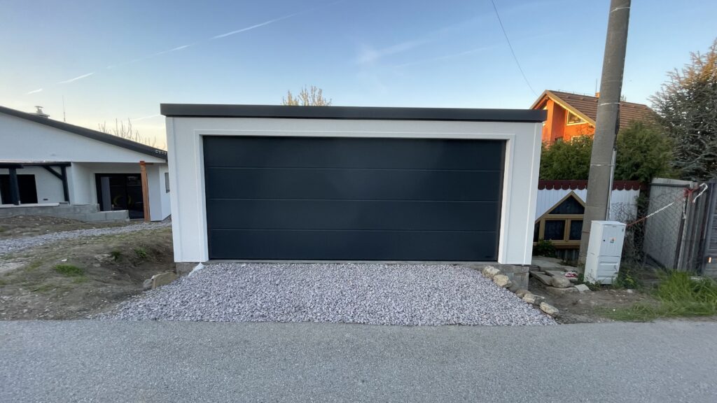 zateplená garáž 6 x 6,12 m