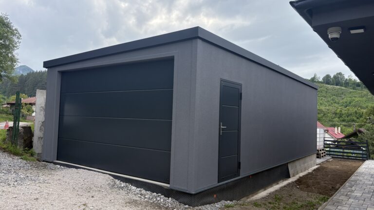 zateplená garáž z PUR panelov 5 x 9 m