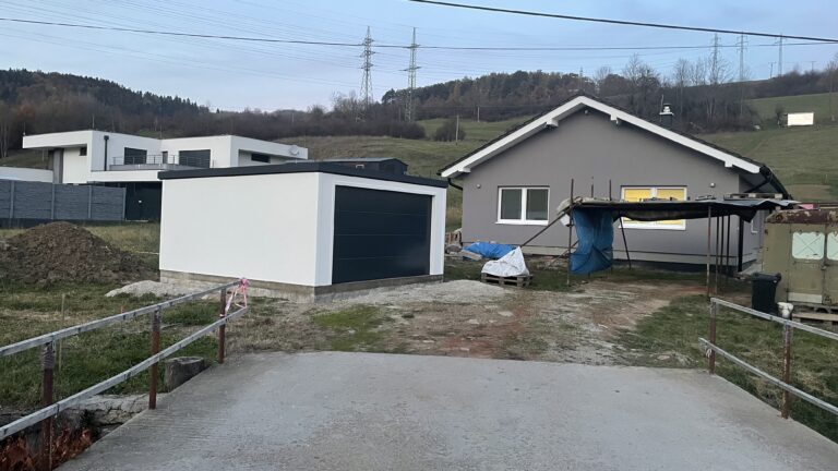 montovaná garáž pred domom
