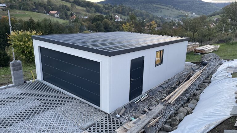 zateplená antracitová strecha na garáži